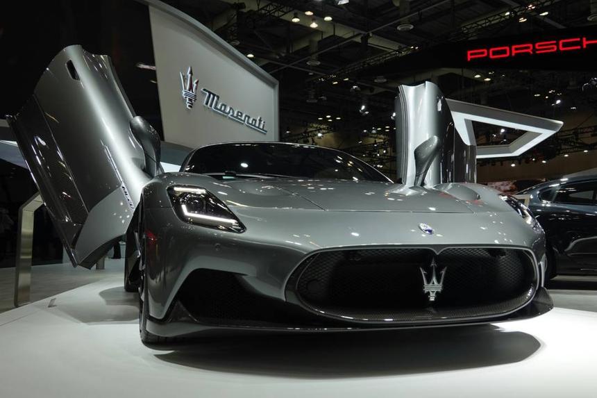 Импорт дорогих автомобилей в Россию стремительно падает
