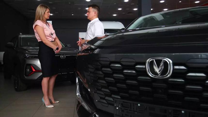 Автомобильные продажи в России продолжают стремительно падать