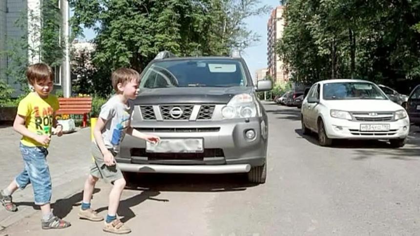 Раскрыто, почему водители сбивают детей во дворах