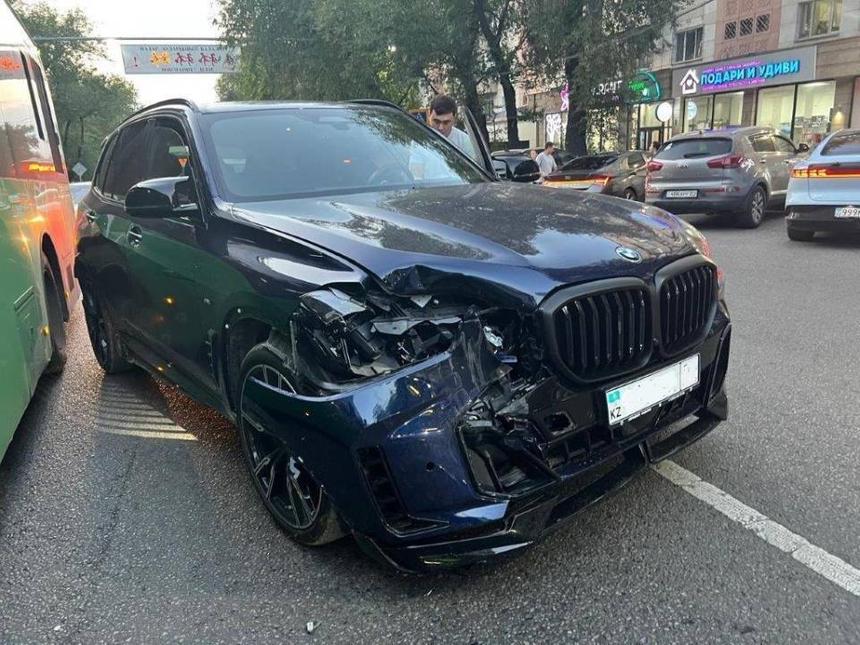 Водитель BMW из Алматы получил $20 тысяч по каско за спасение пешеходов