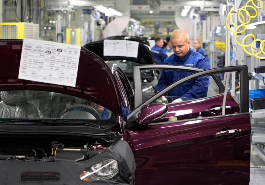 Главный конвейер по производству автомобилей Hyundai Solaris на заводе компании «Хёндэ Мотор Мануфактуринг Рус», 2010 год