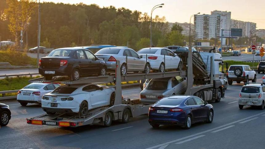 В автосалонах России зафиксирован ажиотажный спрос на новые машины
