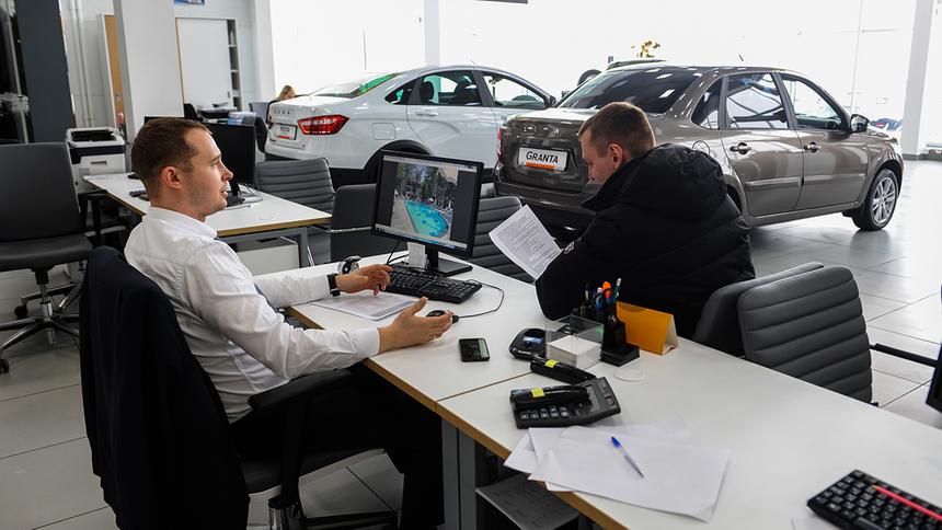 Число выданных россиянам автокредитов обвалилось на треть