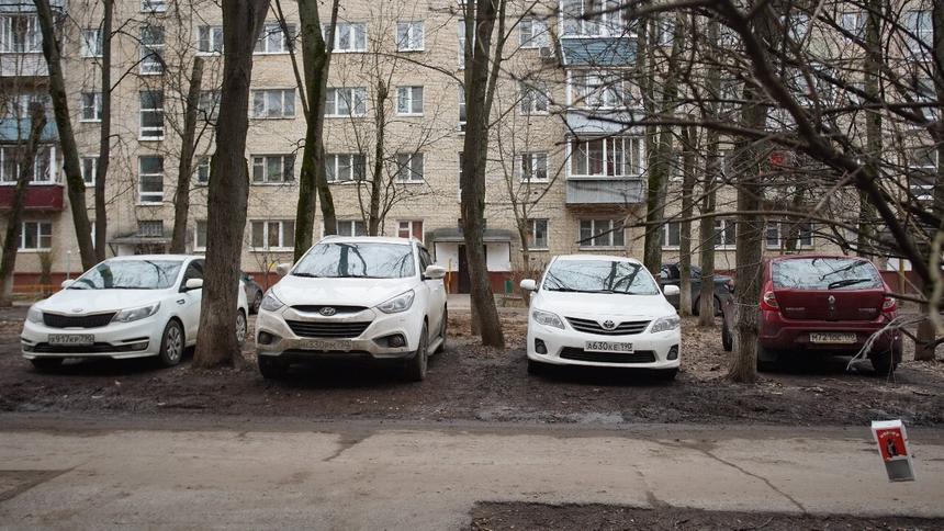 Водителей предупредили о штрафах за стоянку у подъезда