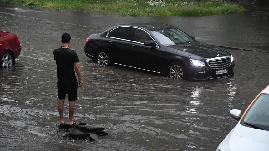 Водителям напомнили о штрафах за езду по лужам