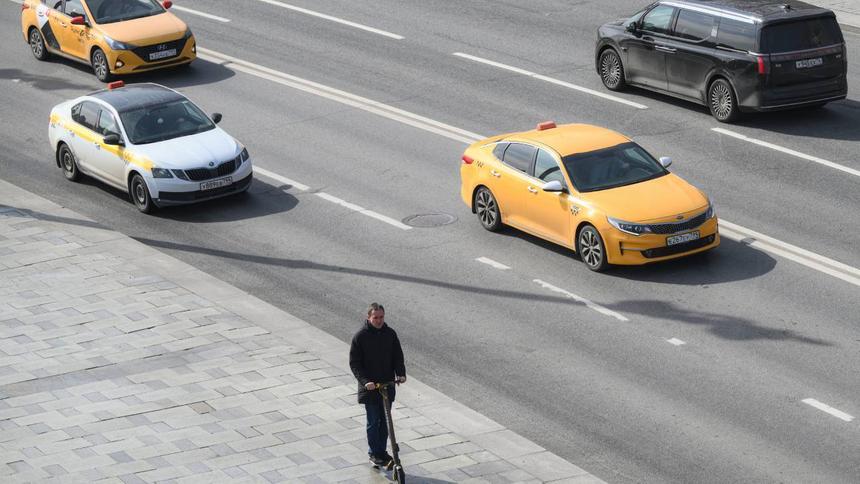 В СФ предсказали тотальную автоматизацию машин такси в России
