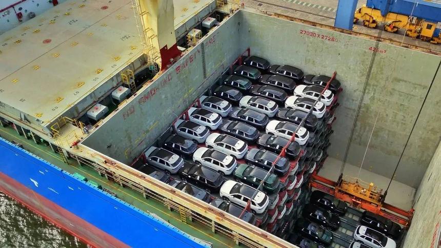 Как автобренды из Китая перевозят машины в условиях дефицита роллеров