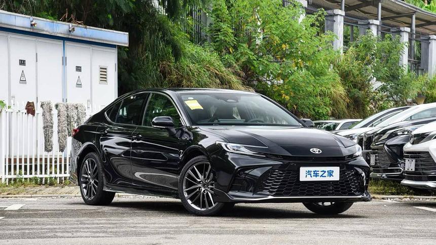 В России начались продажи популярного бизнес-седана Toyota