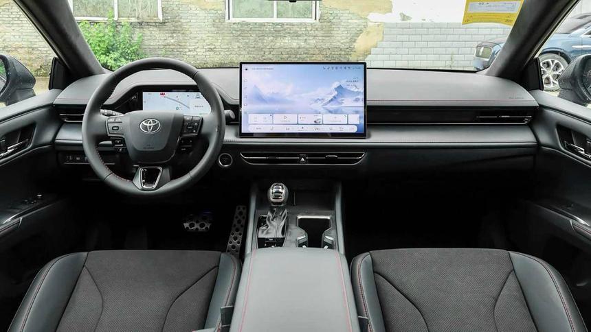 В России начались продажи популярного бизнес-седана Toyota