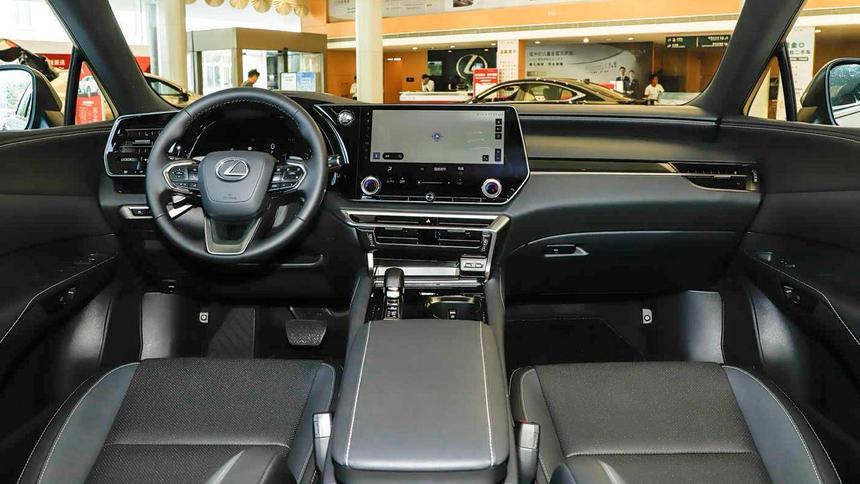 В России назвали цены на новый кроссовер Lexus